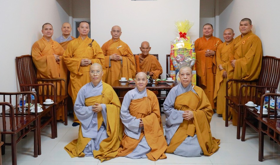 Chụp hình lưu niệm với Trưởng lão Hòa thượng Thích Giác Tường Chụp hình lưu niệm với Trưởng lão Hòa thượng Thích Giác Tường