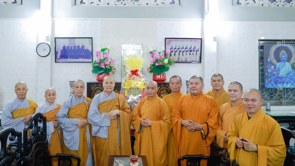 Tặng quà đến Ni trưởng Thích nữ Như Trí Tặng quà đến Ni trưởng Thích nữ Như Trí