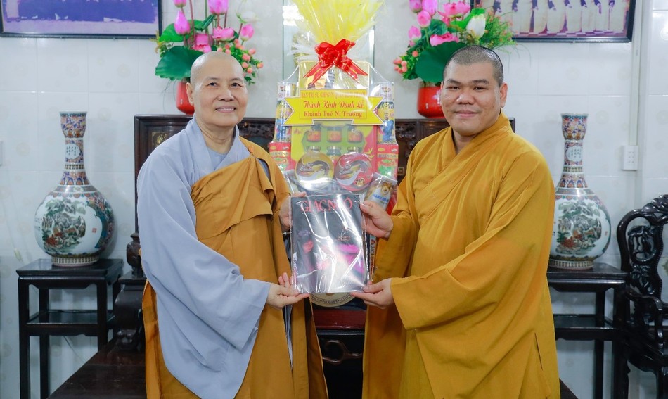Tặng Báo Giác Ngộ đến Ni trưởng Thích nữ Như Trí Tặng Báo Giác Ngộ đến Ni trưởng Thích nữ Như Trí