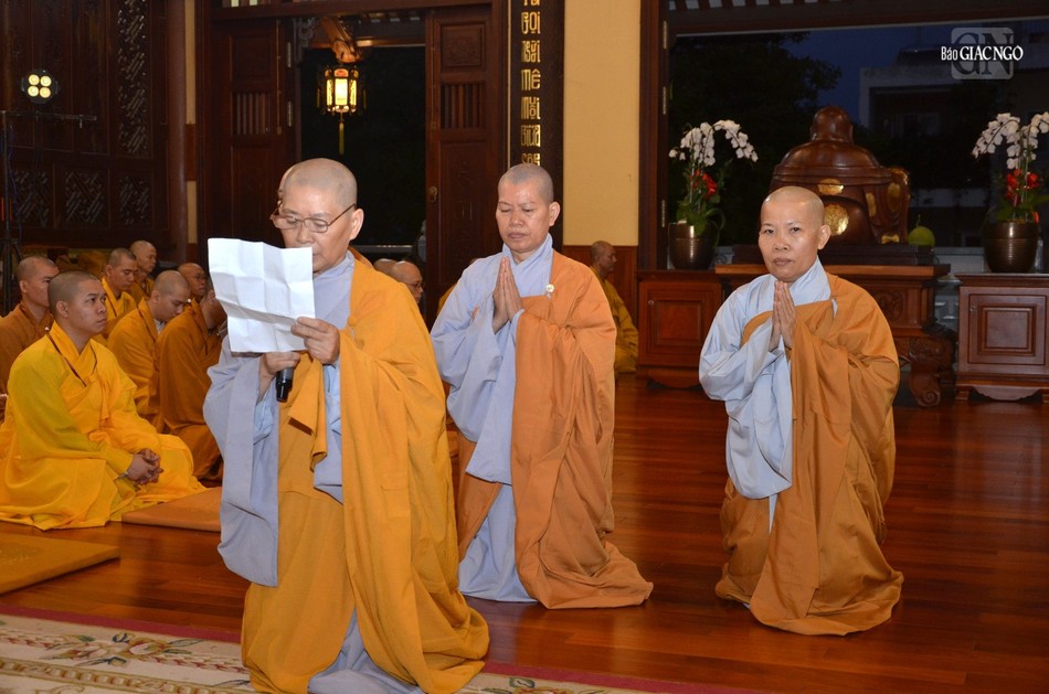 Ni sư Thích nữ Huệ Nguyên đại diện chư Ni các trường hạ cầu giáo giới thọ pháp Tự tứ