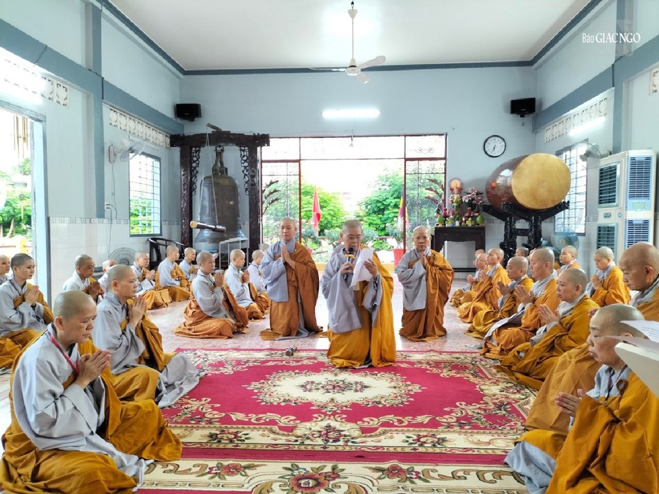 Chư Ni chuyển lời giáo giới từ Đại Tăng