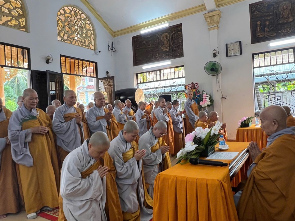 Chư hành giả lần lượt 3 vị cầu pháp Tự tứ