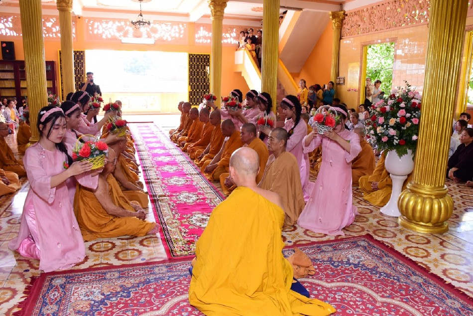 Dâng hoa cúng dường Dâng hoa cúng dường