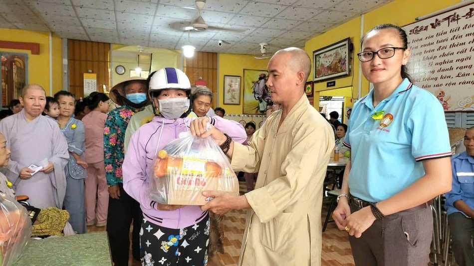 Chùa Pháp Hoằng tặng quà Vu lan đến người nghèo Chùa Pháp Hoằng tặng quà Vu lan đến người nghèo