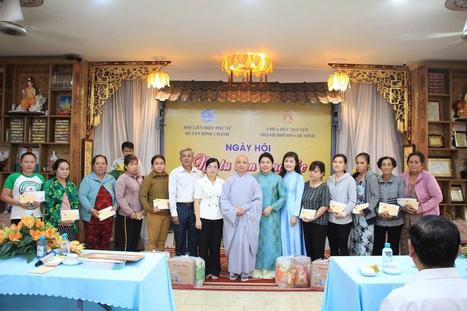 Chùa Đức Nguyên trao tặng 100 phần quà cho các hộ dân có hoàn cảnh khó khăn Chùa Đức Nguyên trao tặng 100 phần quà cho các hộ dân có hoàn cảnh khó khăn