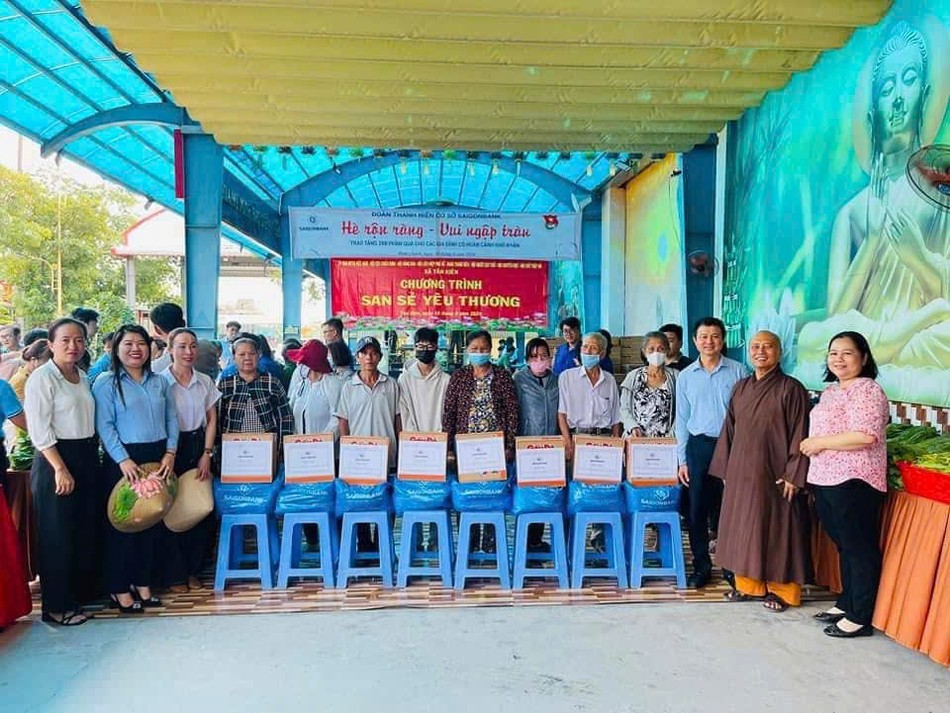 Đại đức Thích Chơn Thọ, trụ trì chùa Pháp Bảo trao tặng 200 phần quà đến hộ nghèo Đại đức Thích Chơn Thọ, trụ trì chùa Pháp Bảo trao tặng 200 phần quà đến hộ nghèo