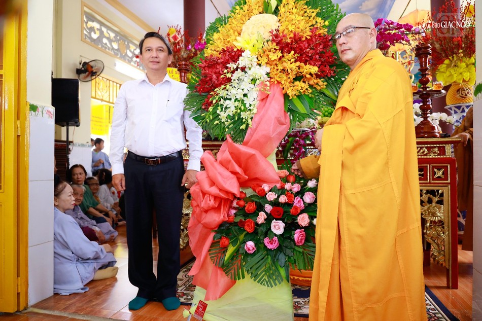 Đại diện chính quyền Q.Bình Thạnh tặng hoa chúc mừng Đại diện chính quyền Q.Bình Thạnh tặng hoa chúc mừng