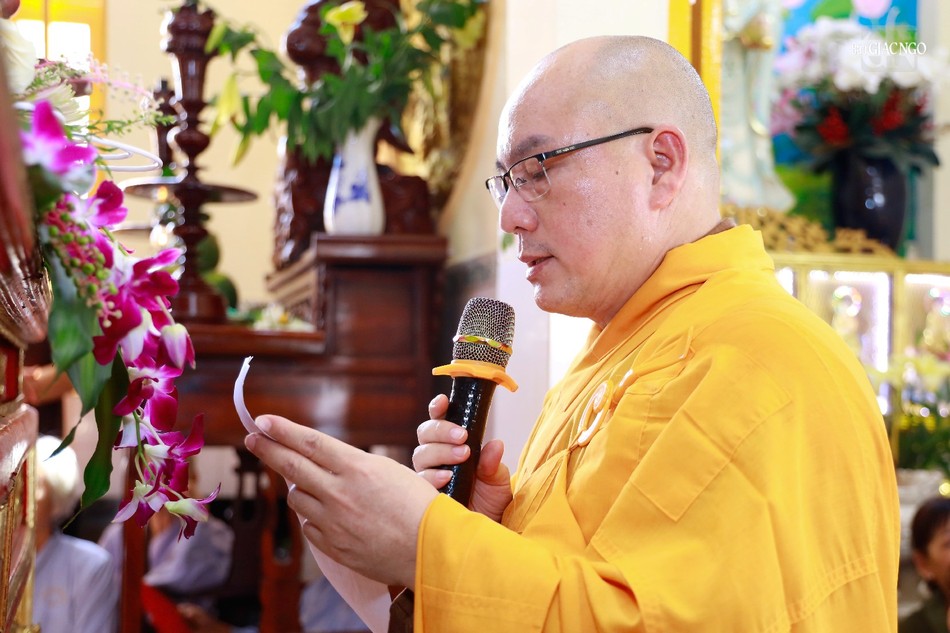 Đại đức Thích Huệ Chấn dâng lời phát nguyện Đại đức Thích Huệ Chấn dâng lời phát nguyện