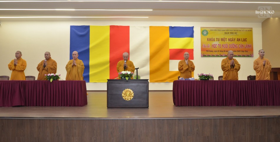 Chư tôn đức niệm Phật cầu gia hộ