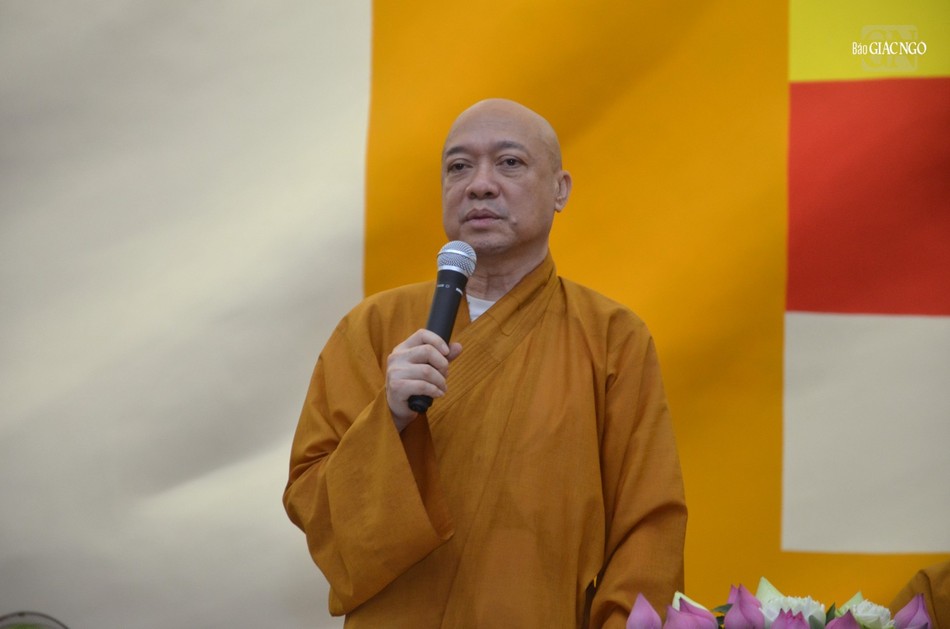 Thượng tọa Thích Nguyên Hạnh báo cáo