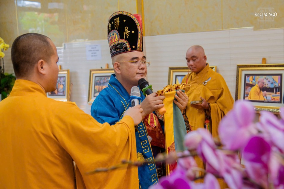 Đại đức Thích Thiện Hưng sám chủ buổi lễ