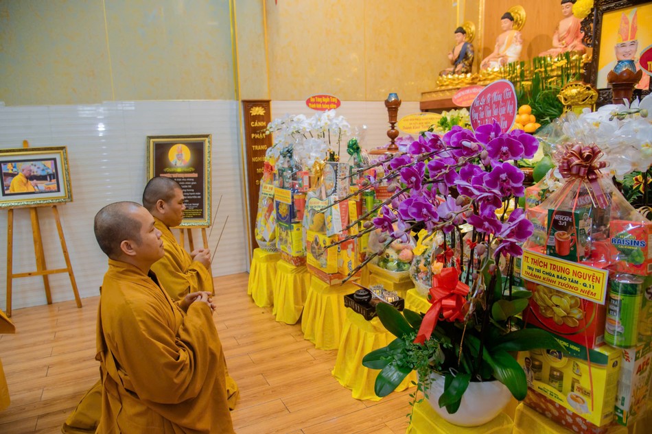 Đại diện Câu lạc bộ Phóng viên - Cộng tác viên Báo Giác Ngộ dâng hương