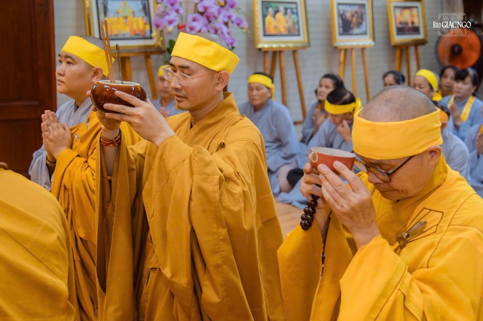 Môn đồ pháp quyến dâng phạn thực cúng dường