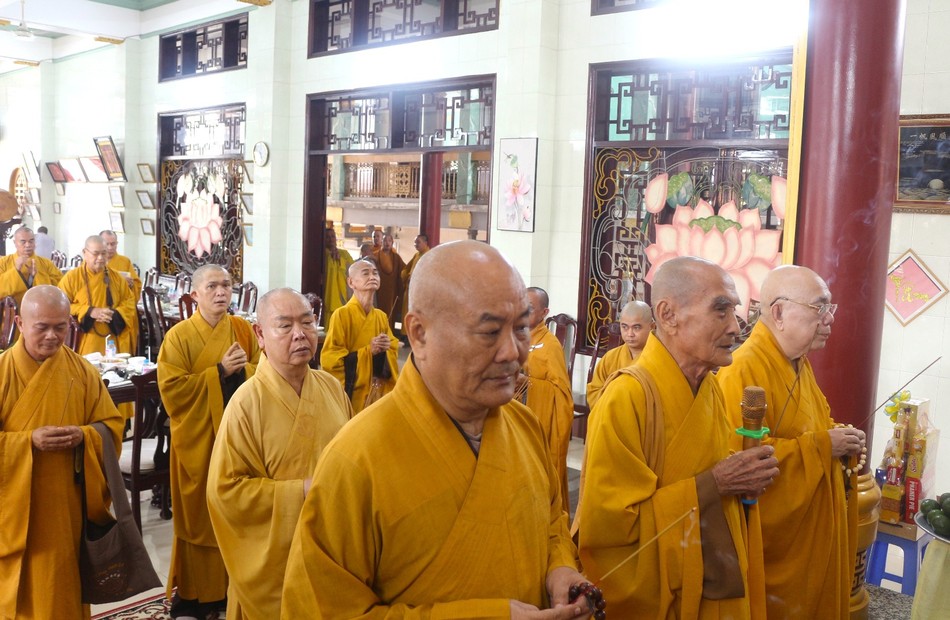 Chư tôn đức dâng hương tưởng niệm Chư tôn đức dâng hương tưởng niệm