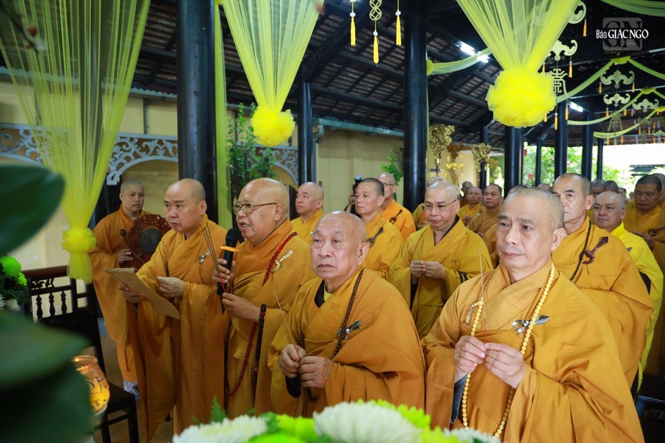 Chư tôn đức dâng hương tưởng niệm