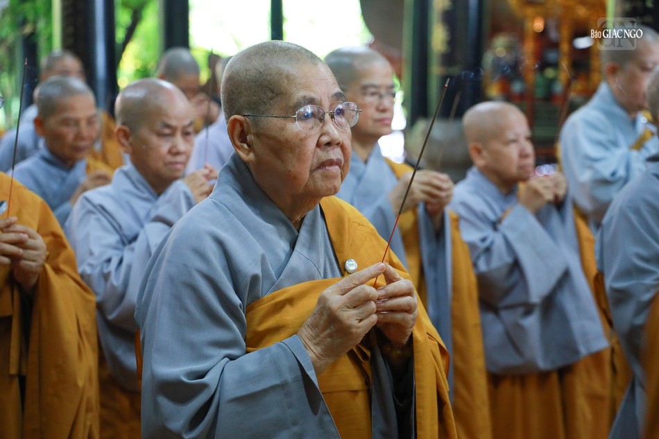 Chư tôn đức Ni thành kính dâng hương cầu nguyện