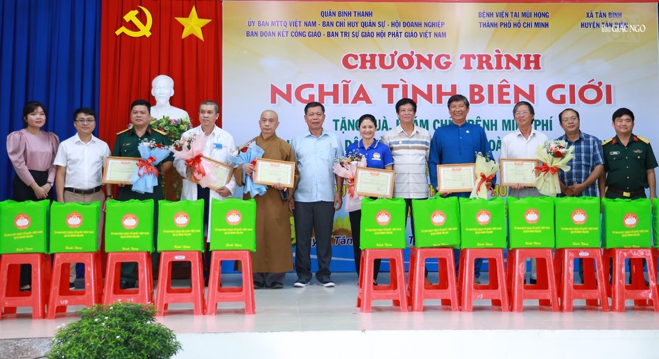 Chính quyền H.Tân Biên trao thư cảm ơn các đơn vị Chính quyền H.Tân Biên trao thư cảm ơn các đơn vị