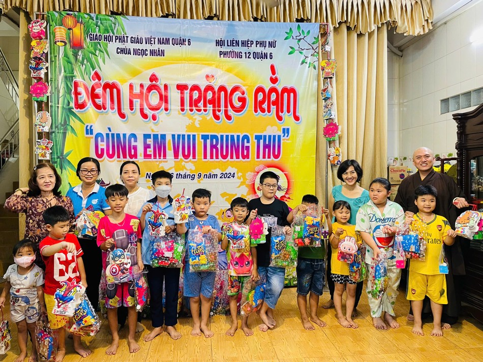 Đại đức Thích Huệ Châu trao quà Trung thu tại chùa Ngọc Nhân