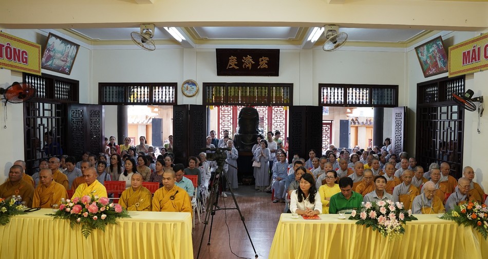 Chư tôn đức, chính quyền, Phật tử tham dự Chư tôn đức, chính quyền, Phật tử tham dự