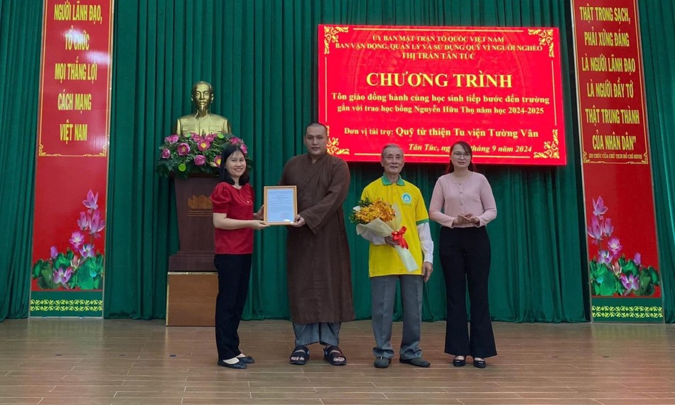 Đại đức Thích Tâm Tuệ và đại diện Quỹ từ thiện tu viện Tường Vân nhận thư cảm ơn từ lãnh đạo TT.Tân Túc Đại đức Thích Tâm Tuệ và đại diện Quỹ từ thiện tu viện Tường Vân nhận thư cảm ơn từ lãnh đạo TT.Tân Túc