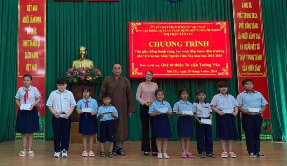 Quỹ từ thiện tu viện Tường Vân trao học bổng đến các em học sinh Quỹ từ thiện tu viện Tường Vân trao học bổng đến các em học sinh