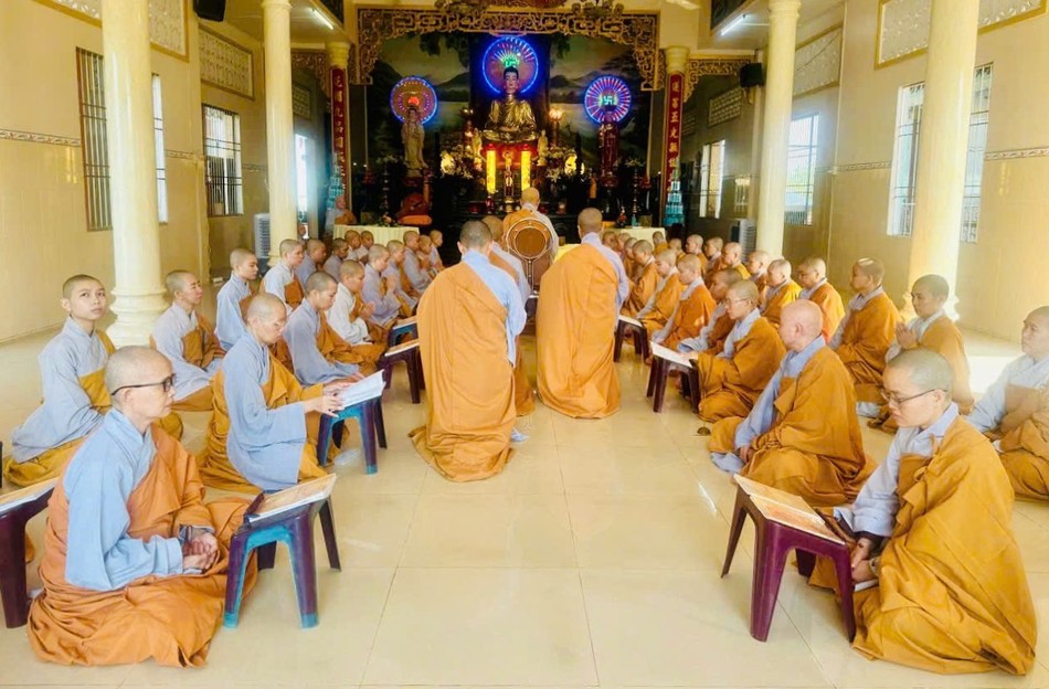 Chư Ni H.Bình Chánh Bố-tát chung tại chùa Liên Hoa