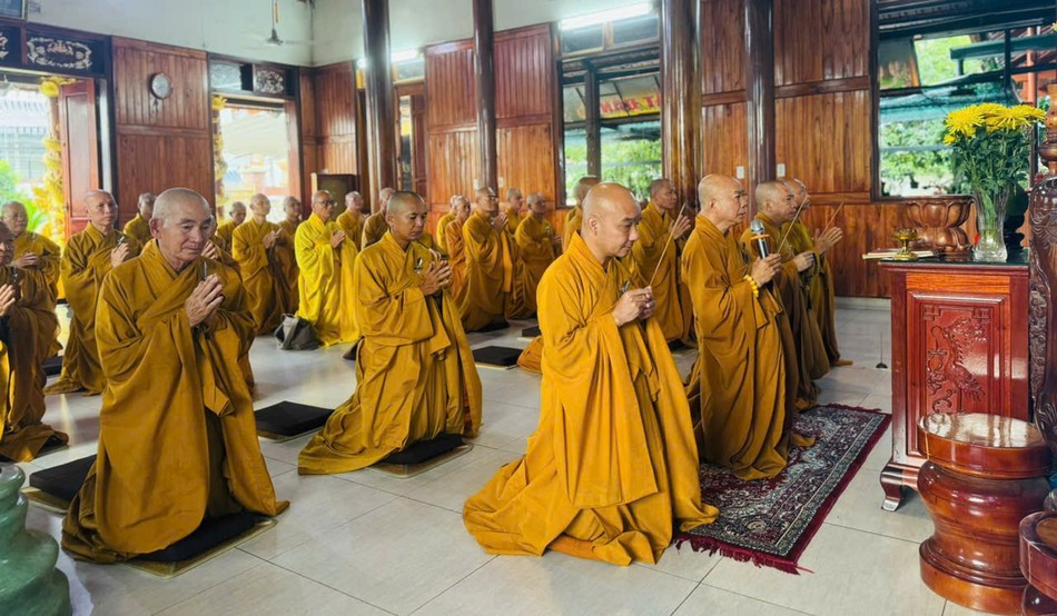 Chư tôn đức niêm hương bạch Phật