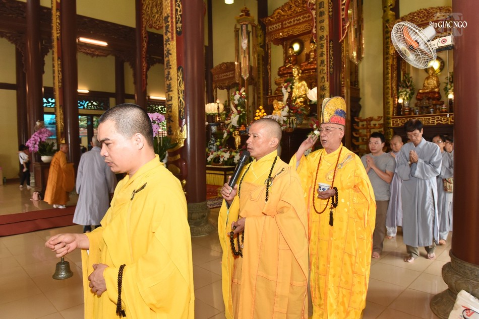 Chư tôn đức cử hành nghi thức sái tịnh Chư tôn đức cử hành nghi thức sái tịnh