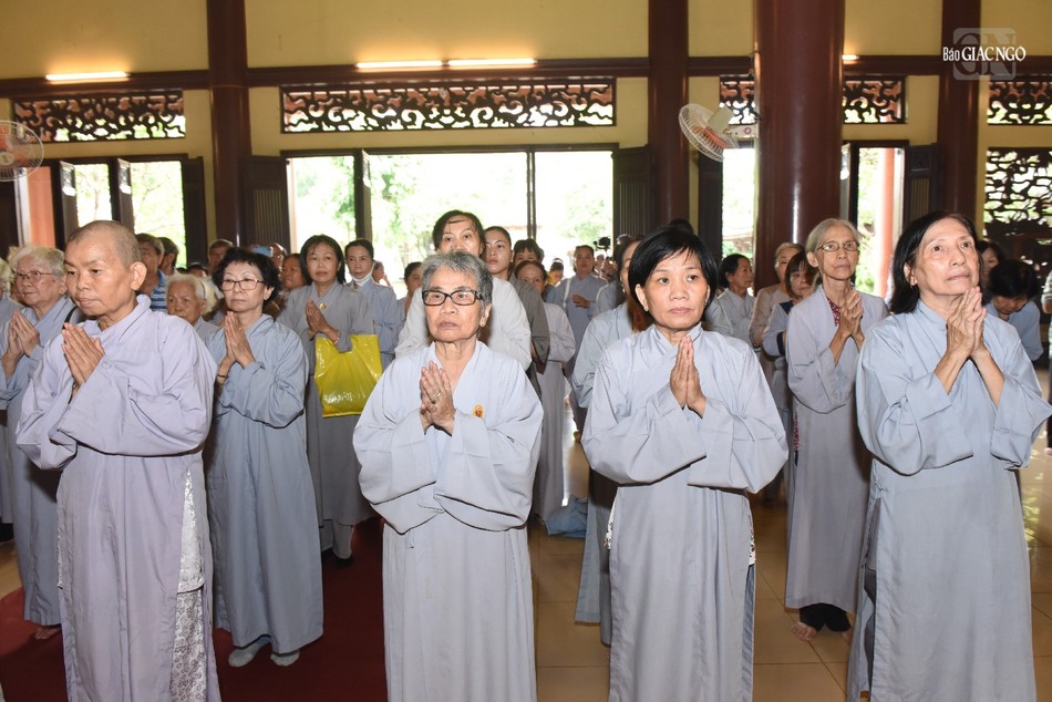 Đông đảo Phật tử về tham dự buổi lễ Đông đảo Phật tử về tham dự buổi lễ