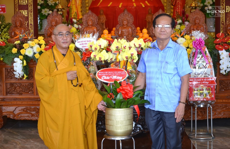 Phó Trưởng ban Tuyên giáo Thành ủy TP.HCM Trần Văn Khuyên tặng hoa chúc mừng Phó Trưởng ban Tuyên giáo Thành ủy TP.HCM Trần Văn Khuyên tặng hoa chúc mừng