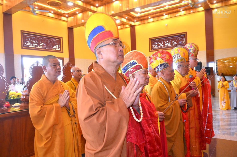 Chư tôn đức niêm hương Chư tôn đức niêm hương