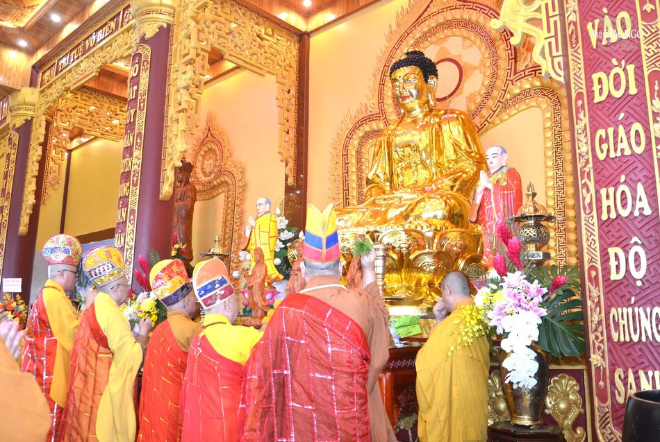 Cử hành nghi thức sái tịnh, an vị Phật Cử hành nghi thức sái tịnh, an vị Phật