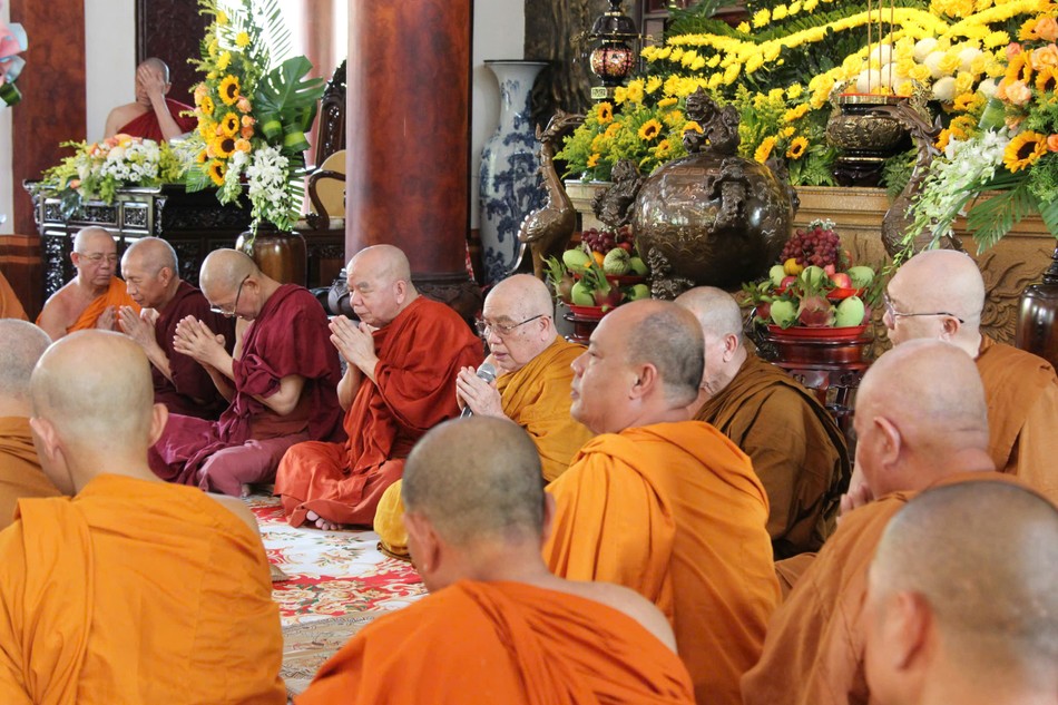 Chư Tăng tụng kinh chúc lành đến Phật tử Chư Tăng tụng kinh chúc lành đến Phật tử