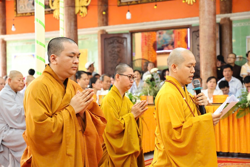 Đại đức Thích Thiện Chí, tân trụ trì chùa Phước An dâng lời phát nguyện