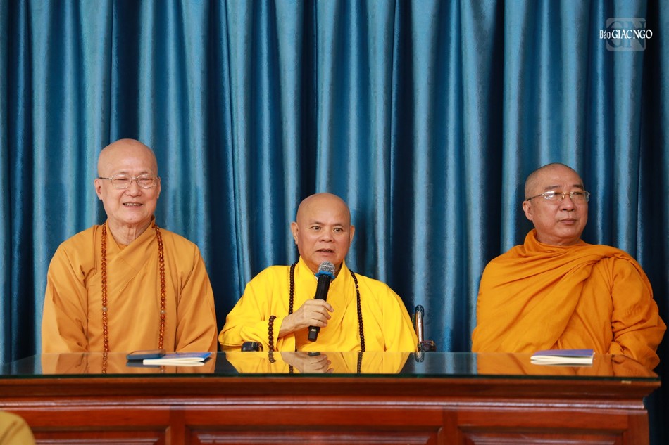 Hòa thượng Thích Tấn Đạt ban đạo từ Hòa thượng Thích Tấn Đạt ban đạo từ
