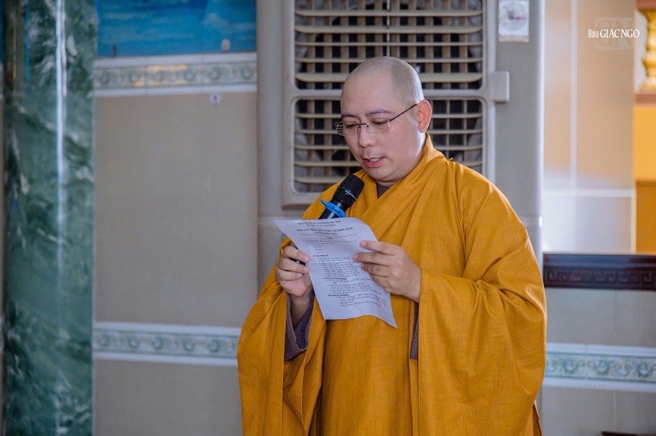 Đại đức Thích Như Lực báo cáo tình hình sinh hoạt tu học đạo tràng Phật tử chùa Pháp Bửu