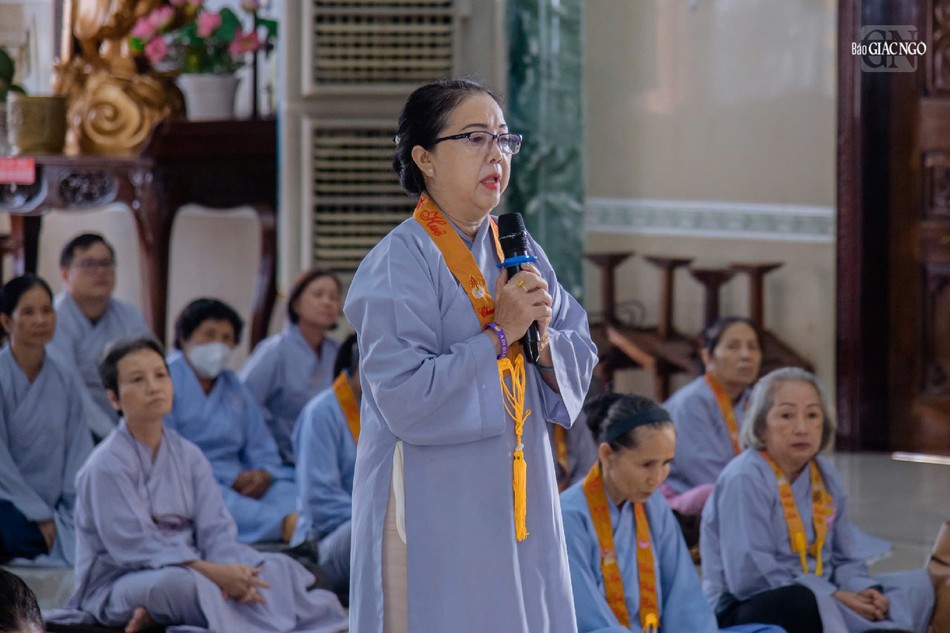 Phật tử đặt câu hỏi