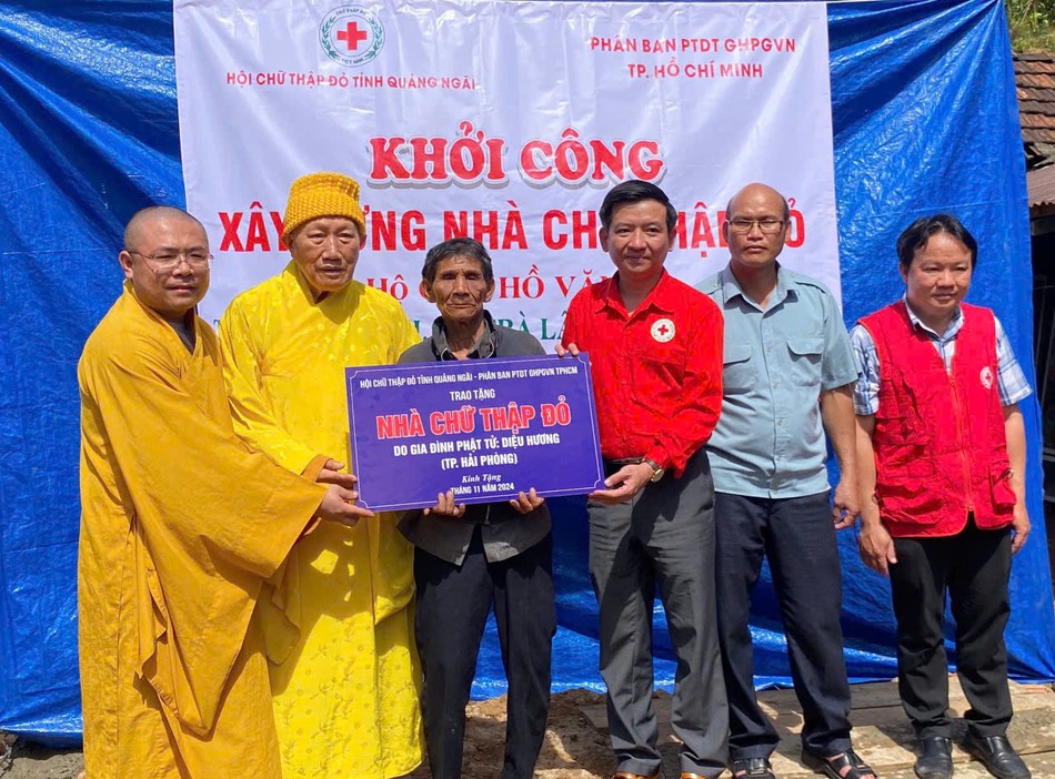 Trao bảng tượng trưng hỗ trợ nhà ở cho hộ gia đình đồng bào dân tộc có hoàn cảnh đặc biệt khó khăn Trao bảng tượng trưng hỗ trợ nhà ở cho hộ gia đình đồng bào dân tộc có hoàn cảnh đặc biệt khó khăn