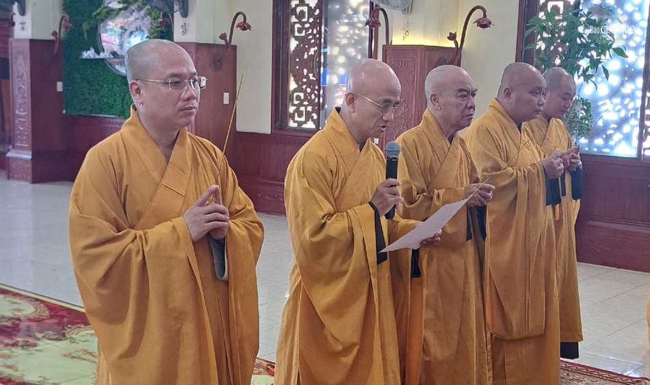 Chư tôn đức Ban Thường trực Ban Trị sự GHPGVN TP.HCM dâng hương tưởng niệm Chư tôn đức Ban Thường trực Ban Trị sự GHPGVN TP.HCM dâng hương tưởng niệm