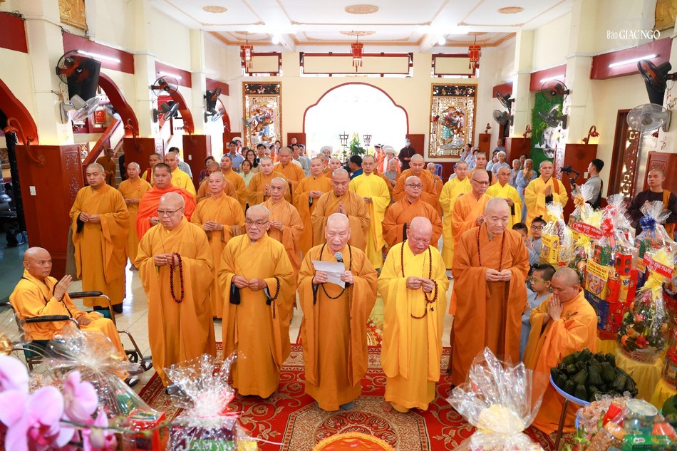 Chư tôn giáo phẩm thắp hương tưởng niệm Chư tôn giáo phẩm thắp hương tưởng niệm