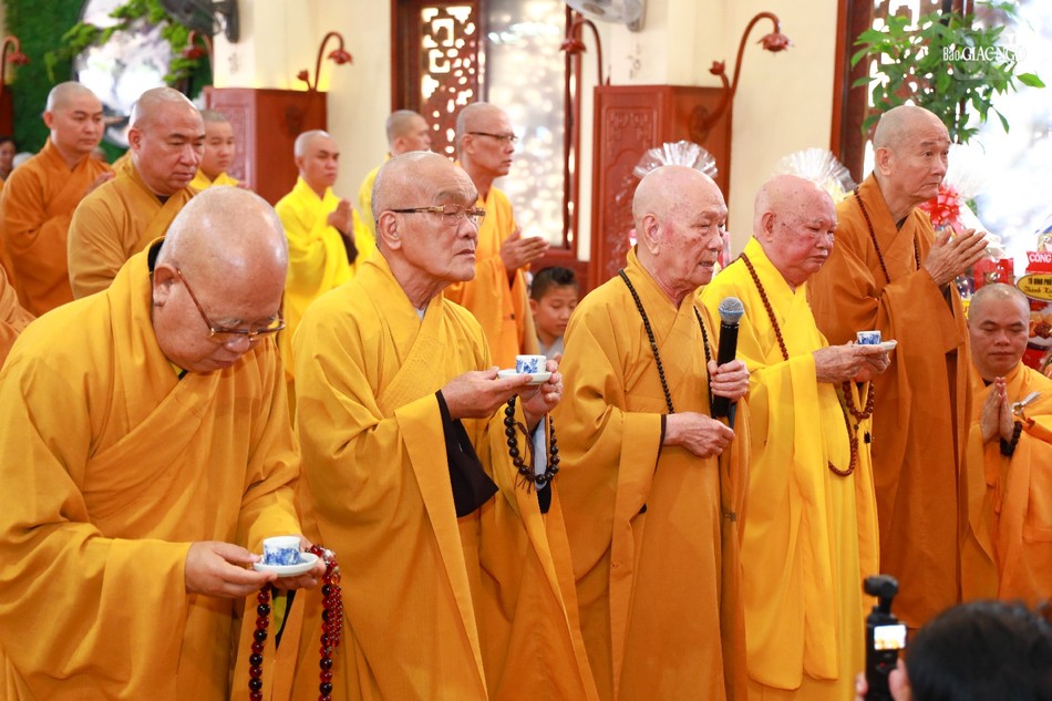 Dâng trà cúng dường Dâng trà cúng dường