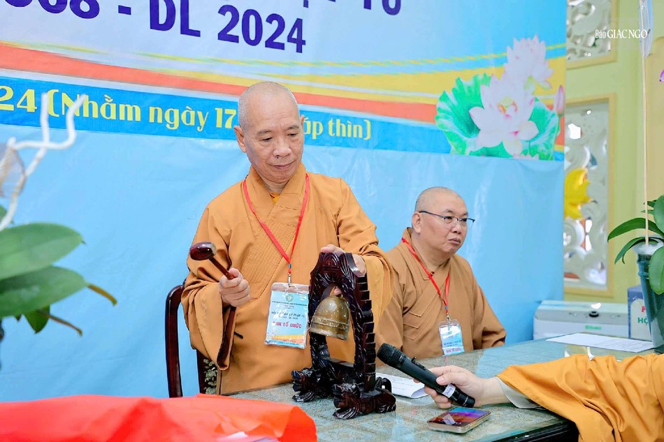 Hòa thượng Thích Huệ Minh, Trưởng ban Trị sự GHPGVN H.Bình Chánh đánh kẻng báo hiệu bắt đầu hội thi Hòa thượng Thích Huệ Minh, Trưởng ban Trị sự GHPGVN H.Bình Chánh đánh kẻng báo hiệu bắt đầu hội thi