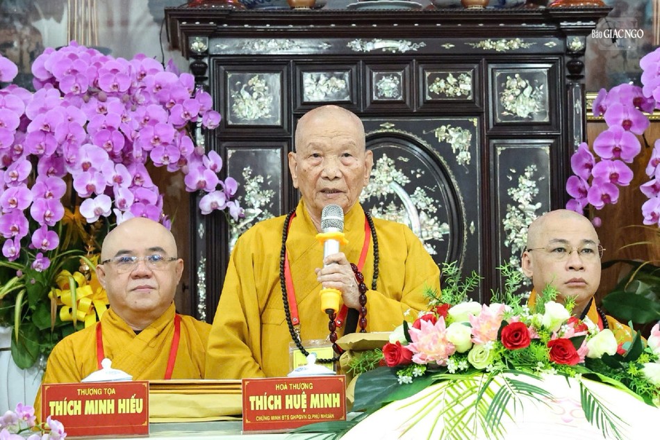 Trưỡng lão Hòa thượng Thích Huệ Minh, Ủy viên Thường trực Hội đồng Chứng minh sách tấn Phật tử tham dự hội thi Trưỡng lão Hòa thượng Thích Huệ Minh, Ủy viên Thường trực Hội đồng Chứng minh sách tấn Phật tử tham dự hội thi