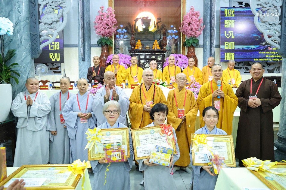 Ban Tổ chức trao phần thưởng đến các thí sinh đạt kết quả cao trong hội thi Ban Tổ chức trao phần thưởng đến các thí sinh đạt kết quả cao trong hội thi