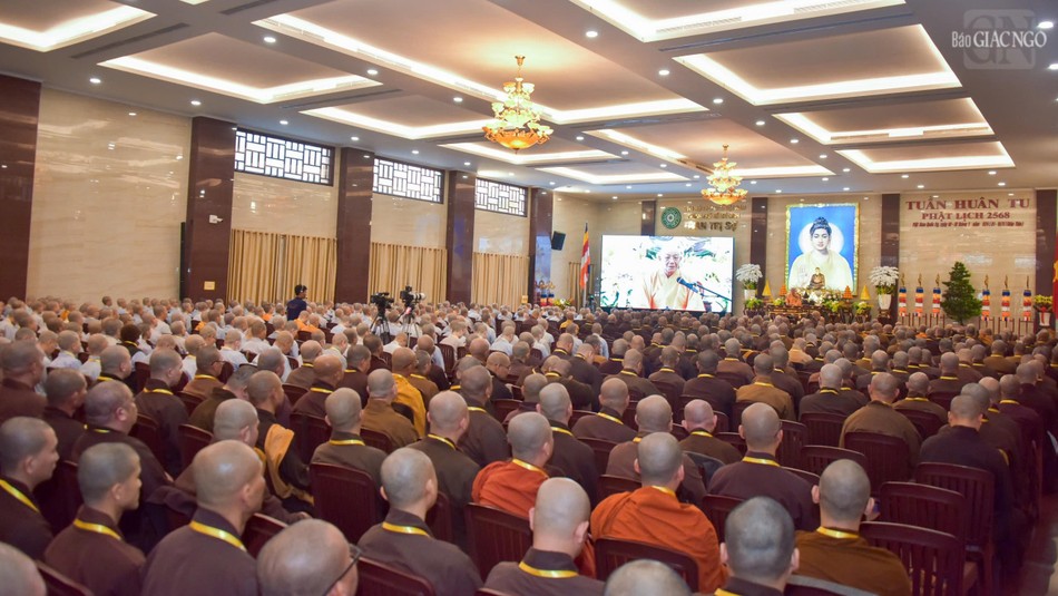 Gần 800 Tăng Ni tham dự buổi chia sẻ về vấn đề Giới luật Phật giáo của Trưởng lão Hòa thượng Thích Minh Thông