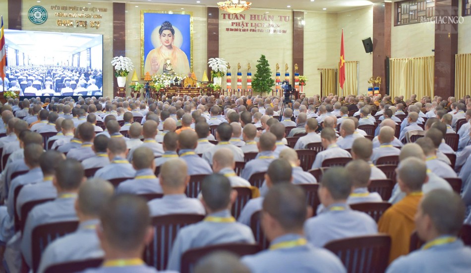 Gần 800 Tăng Ni tham dự nghe chuyên đề “Hiến chương GHPGVN" sáng nay, 6-12 Gần 800 Tăng Ni tham dự nghe chuyên đề “Hiến chương GHPGVN" sáng nay, 6-12