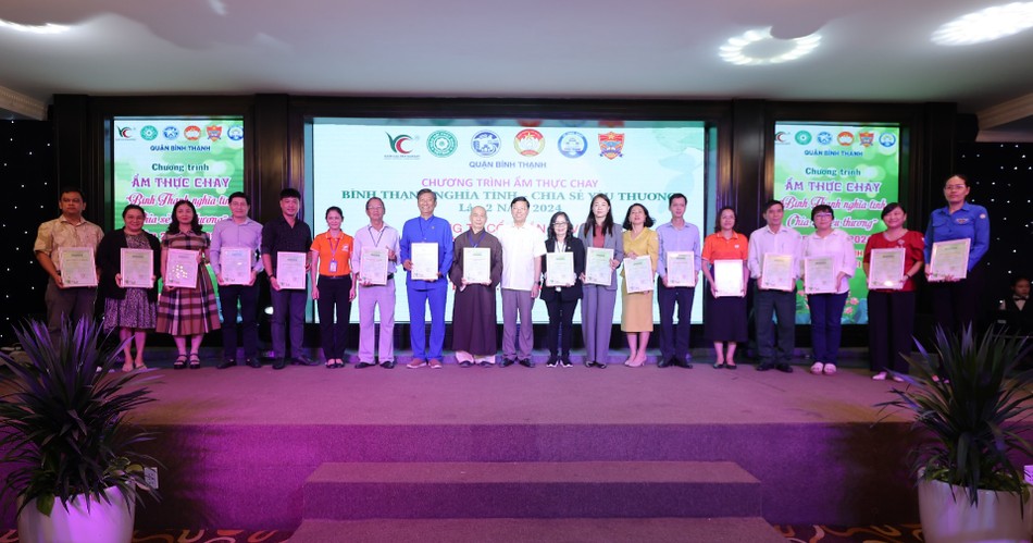 Tặng thư tri ân các đơn vị ủng hộ chương trình Tặng thư tri ân các đơn vị ủng hộ chương trình