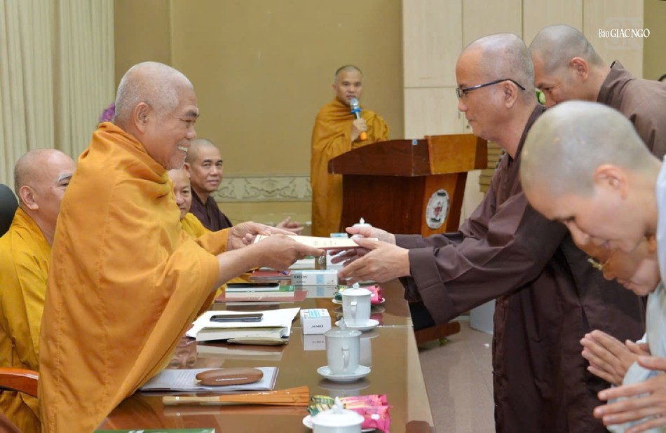 Trao quyết định chuẩn y thành phần nhân sự đến các trung tâm trực thuộc Trao quyết định chuẩn y thành phần nhân sự đến các trung tâm trực thuộc