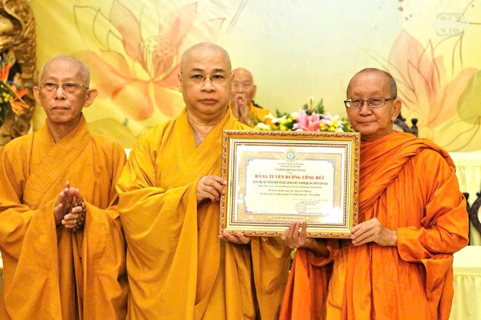 Trao Bằng tuyên dương công đức đến tập thể Ban Trị sự GHPGVN Q.Phú Nhuận Trao Bằng tuyên dương công đức đến tập thể Ban Trị sự GHPGVN Q.Phú Nhuận