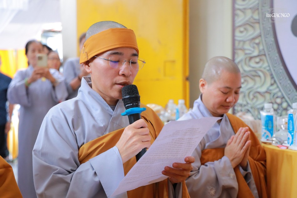 Sư cô Thích nữ Tâm Đạo dâng lời phát nguyện Sư cô Thích nữ Tâm Đạo dâng lời phát nguyện